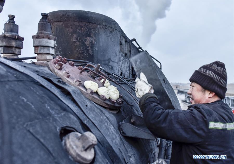 CHINA-XINJIANG-STEAM LOCOMOTIVE-DRIVER (CN)