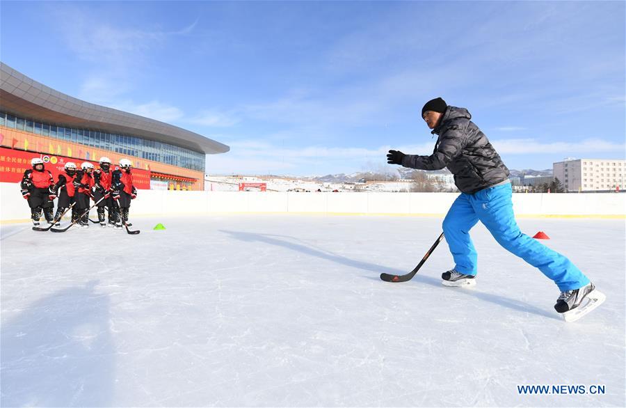 (SP)CHINA-XINJIANG-WENYUN-ICE HOCKEY-PRIMARY SCHOOL TEAM