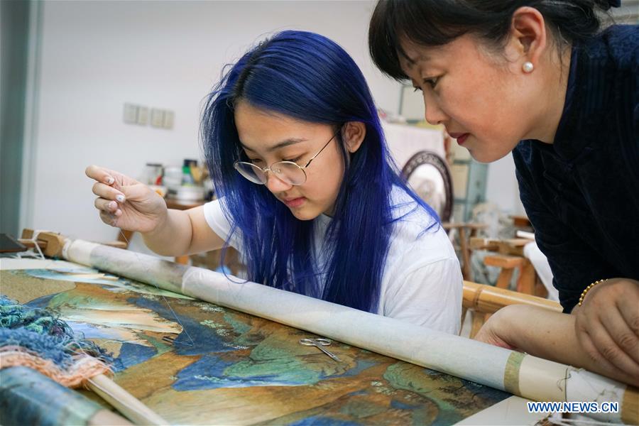 (MASTEROFCRAFTS)CHINA-JIANGSU-SUZHOU EMBROIDERY-INHERITOR (CN)