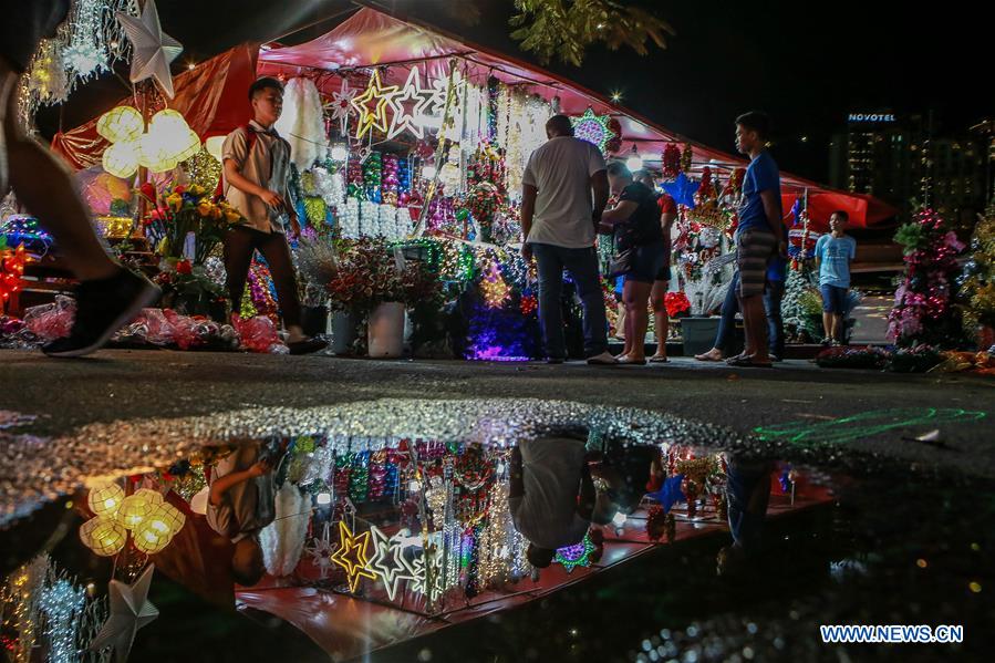 PHILIPPINES-QUEZON CITY-MARKET-CHRISTMAS DECORATIONS