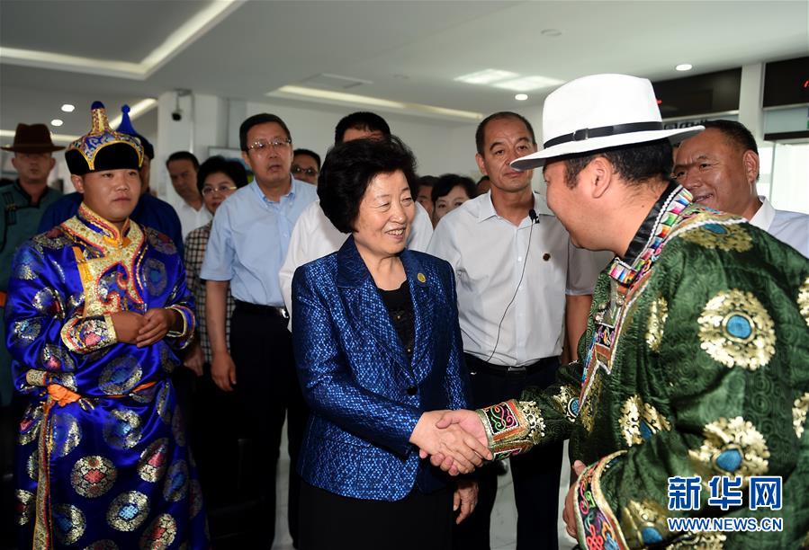 8月11日，带着以习近平同志为核心的党中央的亲切关怀和全国各族人民的美好祝福，中共中央政治局委员、中央统战部部长、中央代表团副团长孙春兰率中央代表团三分团在锡林郭勒盟看望各族干部群众，共同庆祝内蒙古自治区成立70周年。这是孙春兰在非公企业大庄园生态牛羊肉产业示范园同前来售羊的牧民亲切交谈。新华社记者 任军川 摄