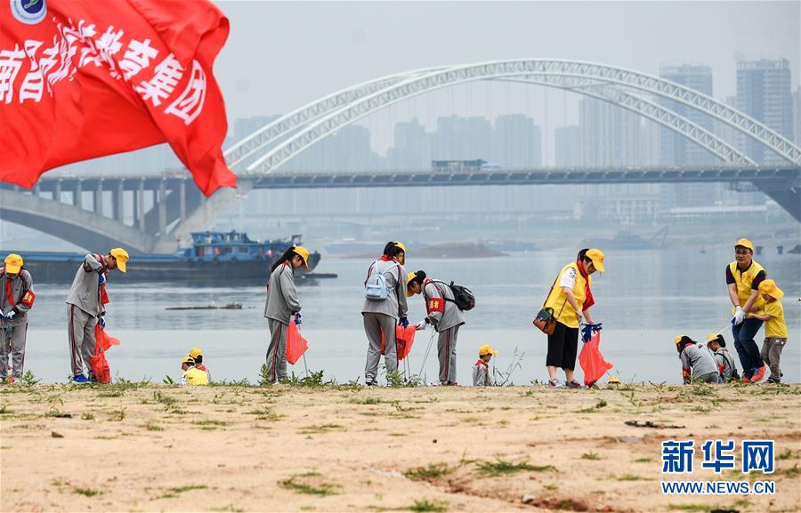 （在习近平新时代中国特色社会主义思想指引下——新时代新作为新篇章·总书记关切高质量发展·图文互动）（1）在蓝天白云下——污染防治攻坚战持续推进