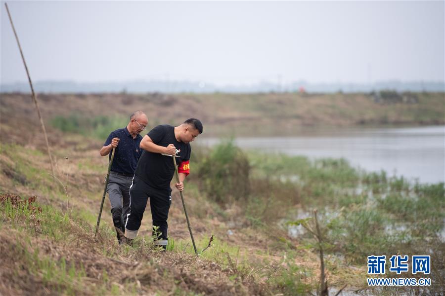 （防汛抗洪·图文互动）（1）在大堤上成长，为人民守护——洪水中的青年“生力军”