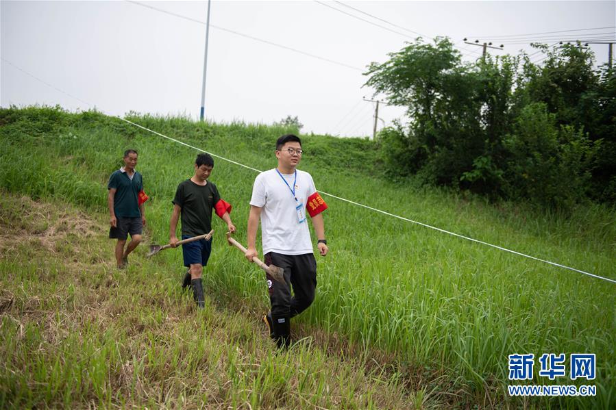 （防汛抗洪·图文互动）（3）在大堤上成长，为人民守护——洪水中的青年“生力军”