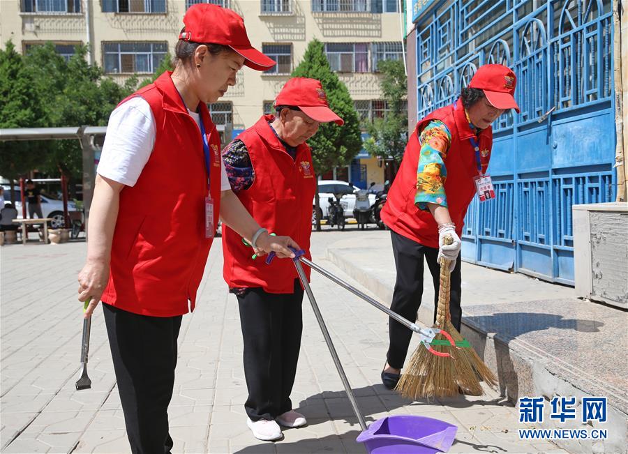 （走向我们的小康生活·图文互动）（1）兰花掬得满庭芳——宁夏吴忠市古稀志愿者王兰花的温情故事