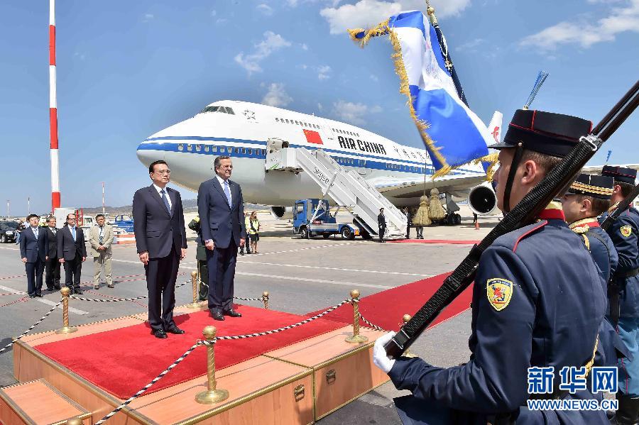 6月19日，国务院总理李克强乘专机抵达雅典国际机场，开始对希腊进行正式访问。希腊总理萨马拉斯在机场为李克强举行隆重的欢迎仪式。新华社记者 李涛 摄