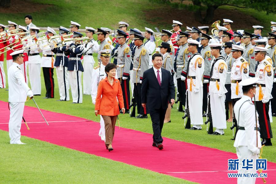 7月3日，国家主席习近平在首尔同韩国总统朴槿惠举行会谈?；崽盖?，朴槿惠在青瓦台总统府为习近平举行隆重欢迎仪式。 新华社记者姚大伟摄