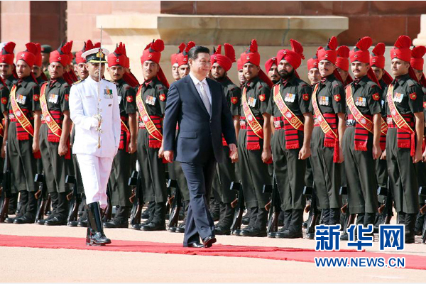 9月18日，国家主席习近平出席印度总统慕克吉在总统府举行的隆重欢迎仪式。 新华社记者 姚大伟 摄