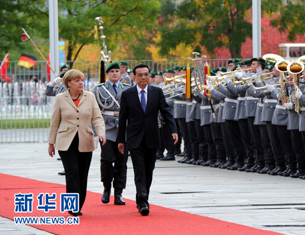 10月10日，德国总理默克尔在柏林总理府前广场举行隆重仪式，欢迎中国国务院总理李克强对德国进行正式访问。 新华社记者 饶爱民 摄 