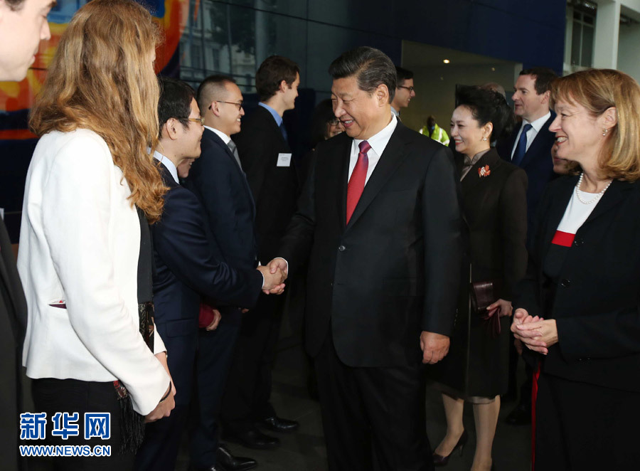 10月21日，国家主席习近平在伦敦参观帝国理工学院。 新华社记者姚大伟 摄