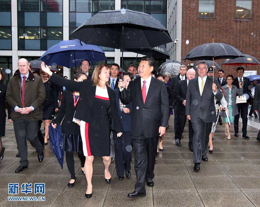 10月21日，国家主席习近平在伦敦参观帝国理工学院。 新华社记者姚大伟 摄