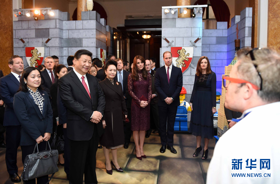 10月21日，国家主席习近平和夫人彭丽媛在英国威廉王子夫妇陪同下，出席在伦敦举行的中英创意产业展。 新华社记者 张铎 摄