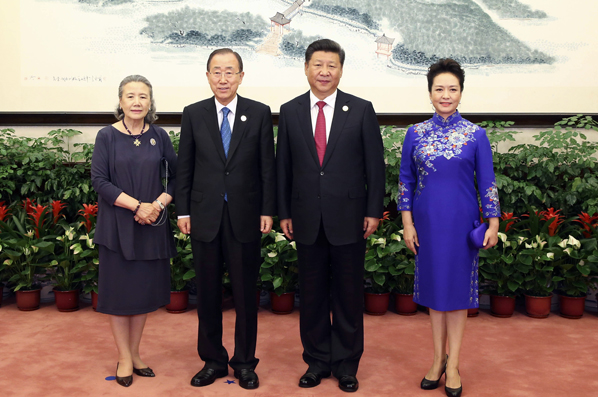 习近平和彭丽媛迎候宴会贵宾